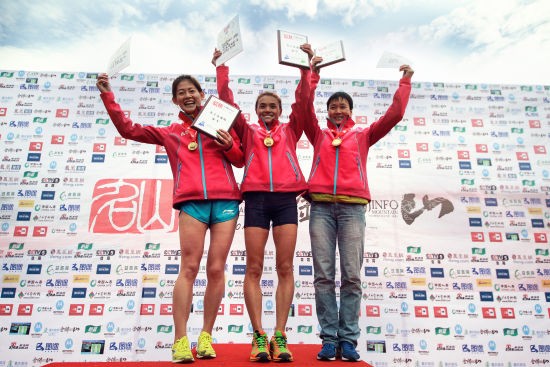 女子竞速组前3名，云南的郑文荣（中）、山东的李文杰（左）、重庆的张辉冀（右）登台领奖。