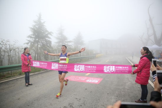 男子竞速组冠军由来自山东的著名选手李子成获得，成绩为1小时25分58秒。
